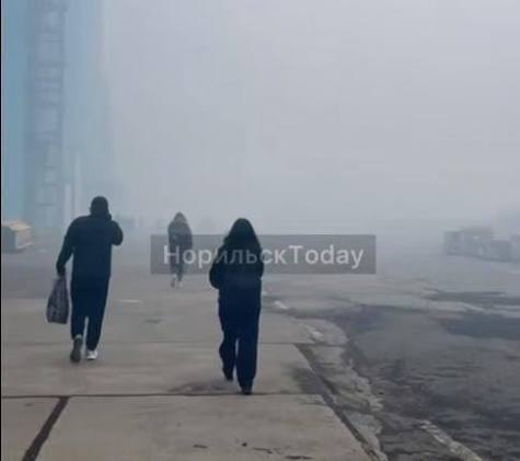 дымка от выбросов в Норильске Накануне закрытия Медного завода в Норильске, Норникель напомнил , как закрывал Никелевый завод 10 лет назад