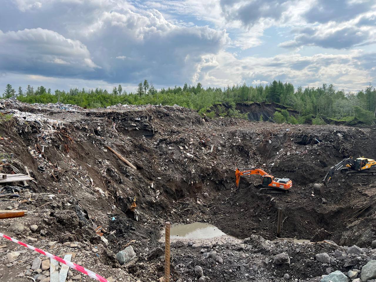 В Норильске второй месяц не могут обнаружить местонахождение упавшего в провал вагончика со сторожем