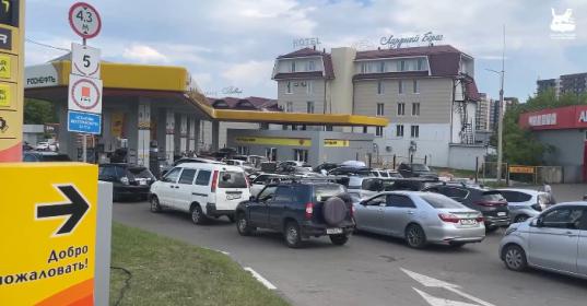 очередь на бензоколонку Топливный кризис, как проверка сибирских губернаторов на профпригодность