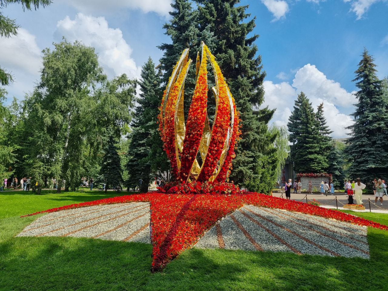 16 цветочных композиций из 170 тысяч цветов представлены на омской выставке “Флора” 