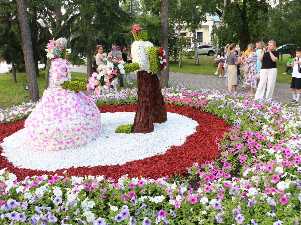 16 цветочных композиций из 170 тысяч цветов представлены на омской выставке “Флора” 