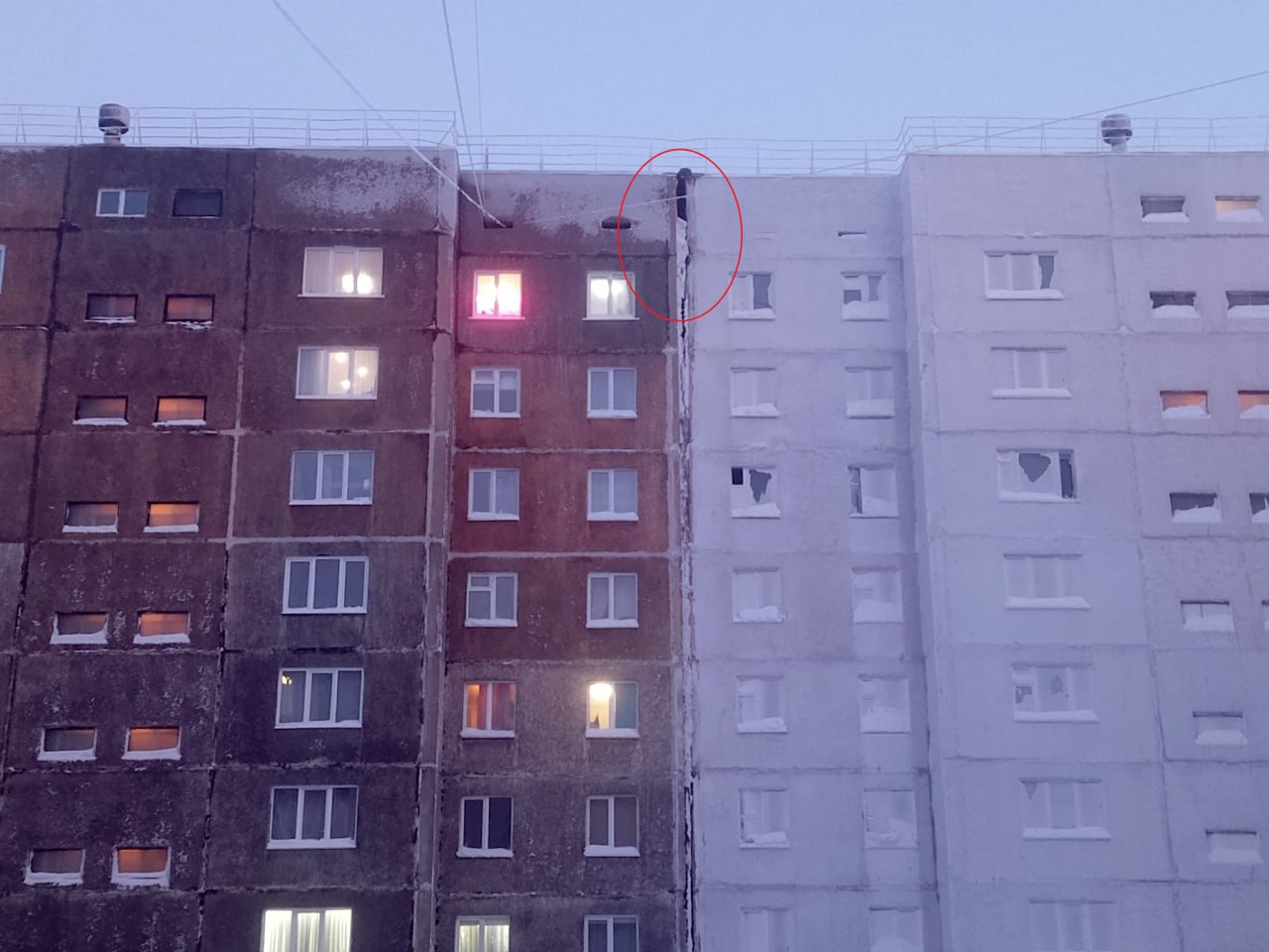 Наклонивший подъезд многоэтажке в Норильске на улице Лауреатов Администрация Норильска предлагает собственникам квартир аварийной многоэтажки доказать своё право на новое жильё в суде