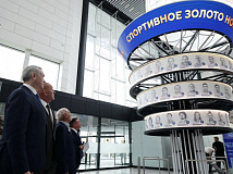 В аэропорту Новосибирска открыли уникальный интерактивный арт-объект спортивной славы региона