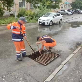 Омск восстанавливается после затяжного ливня: дорожные службы откачивают воду круглосуточно