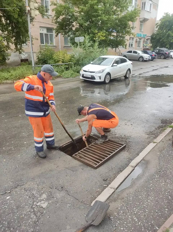 Омск восстанавливается после затяжного ливня: дорожные службы откачивают воду круглосуточно