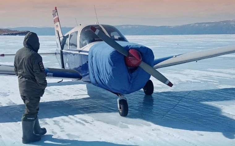 Пилот легкомоторного самолета сел на лед Байкала