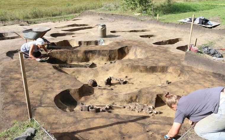 Бронзовый нож и литейные формы III века до нашей эры нашли археологи в Новосибирской области