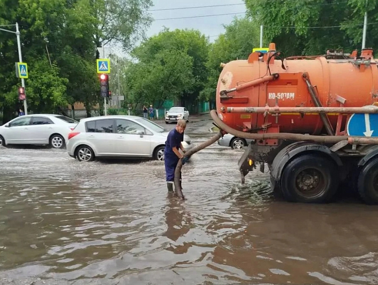 Ливни пришли в Красноярк после недели жары: машины «тонут», ливневки не справляются 