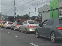 Обновлено: В Иркутске из-за дефицита бензина водители вынуждены стоять в очередях по 40 минут