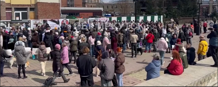 Около 100 активистов проводят в Иркутске митинг против закона “Об умерщвлении животных” 