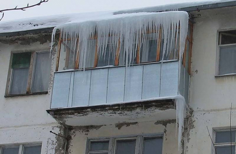 Глыба льда упала с балкона на жительницу Новосибирска 