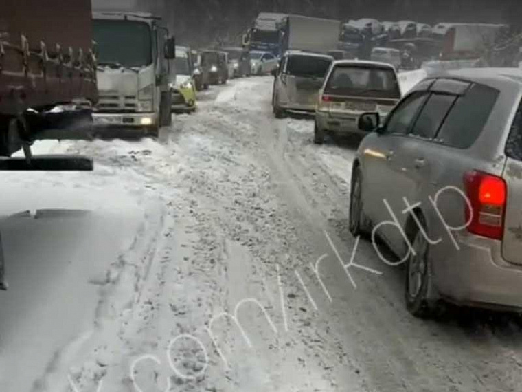 Транспортный коллапс произошёл на дороге “Слюдянка-Байкальск” из-за снегопада