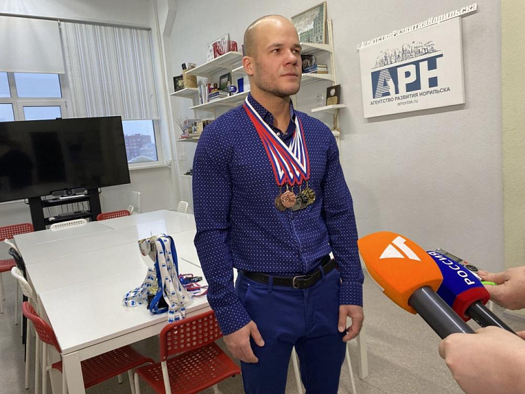 Норильчанин завоевал пять наград на соревнованиях по холодовому плаванию