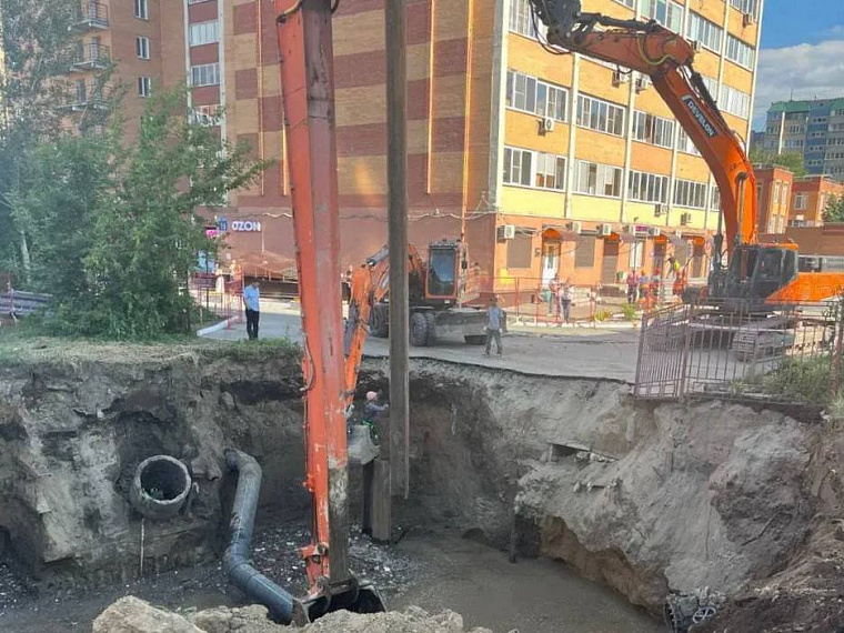 В Новосибирске в районе 16-метрового провала в микрорайоне Горский вводят режим повышенной готовности 