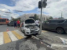 В центре Омска 64-летний водитель врезался в толпу пешеходов на «островке безопасности» - 8 человек в больнице