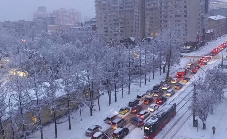 В Новосибирске случился транспортный коллапс из-за снегопада, в аэропорту задерживают рейсы