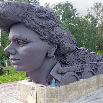 Обновлено: Скульптура «девушки-поезда» с домами в прическе появилась в посёлке Нижняя Пойма Красноярского края 