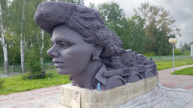 Обновлено: Скульптура «девушки-поезда» с домами в прическе появилась в посёлке Нижняя Пойма Красноярского края 