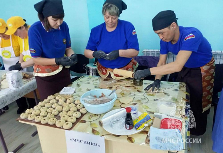 Фестиваль по скоростной лепке бурятских бууз и их поеданию про шел в поселке Бохан