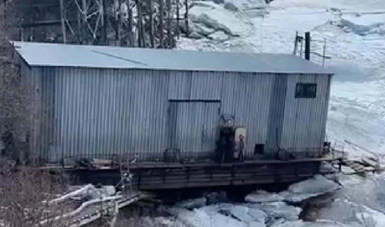 Обновлено: В Бодайбо Иркутской области ледоход вытолкнул водозаборную станцию на берег: город остался без воды