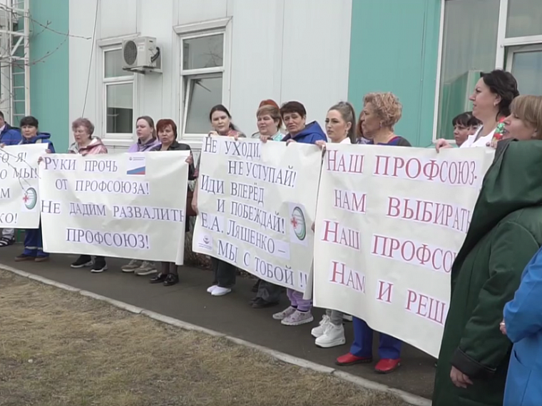 В Минусинске Красноярского края полиция задержала медиков, записавших обращение в защиту профсоюзного лидера