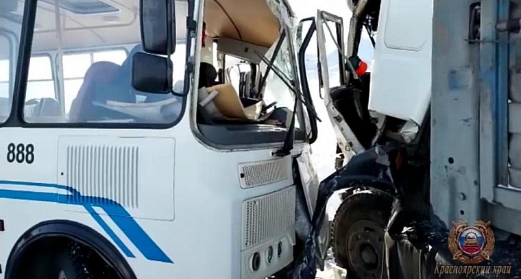 В Норильске автобус врезался в грузовик МАЗ