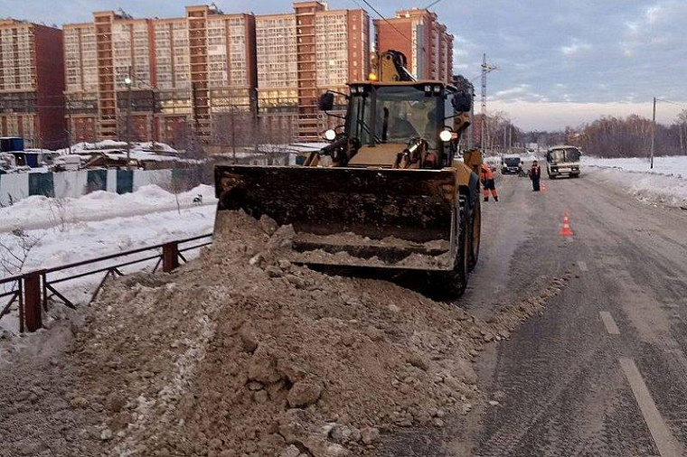 Борьба с последствиями снегопада продолжается в регионах Сибири