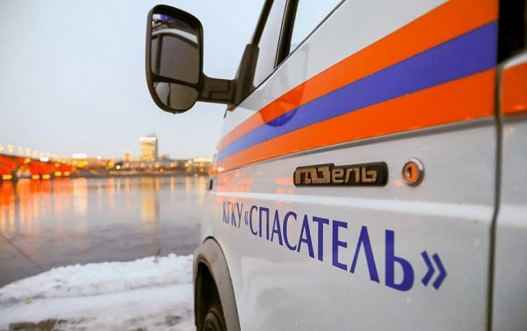 Двое рабочих в Новосибирске упали с крыши во время чистки
