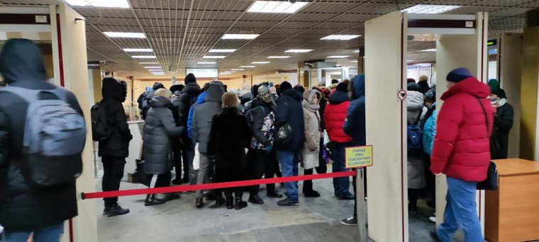 Очереди выстроились на входах двух станций метро Новосибирска