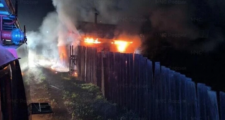 На пожаре в Большом Лугу Иркутской области погибли мать и сын: за жизнь спасённой 7‑летней внучки борются врачи