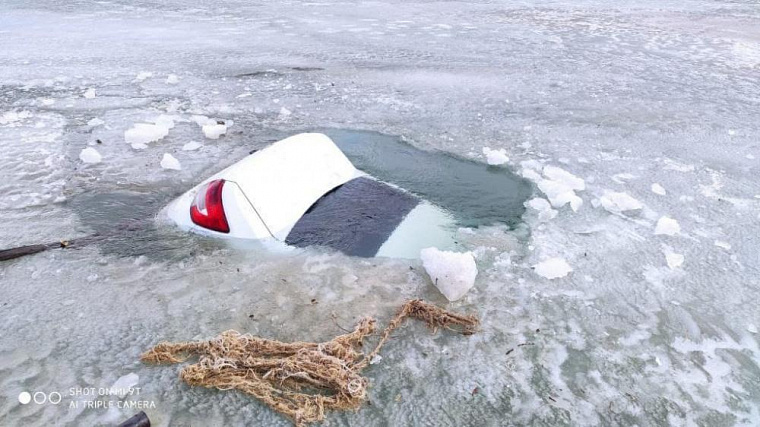 Автомобиль с двумя людьми провалился под лёд на Красноярском водохранилище