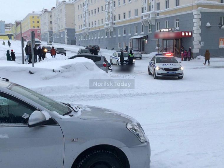 Пьяный водитель снегохода в Норильске устроил гонки с патрульными и попал в ДТП