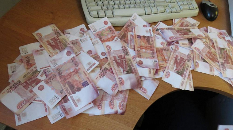 Жительница Канска подменила 91-летнему пенсионеру полмиллиона рублей на билеты "Банка приколов"