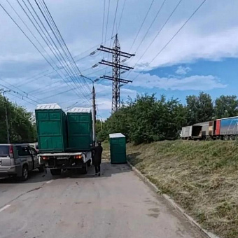 Возле очередей на АЗС в Иркутске размещают биотуалеты 