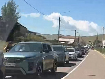 В Иркутской области на паромной переправе у Ольхона образовалась многокилометровая пробка: жители острова стоят в очереди вместе с туристами