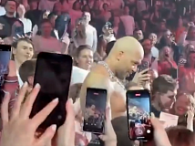 Фанатка потеряла сознание на концерте Flo Rida в Новосибирске: рэпер впервые выступил в столице Сибири