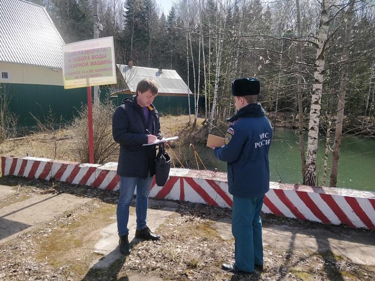 Сотрудники МЧС Иркутска проводят проверку СНТ 