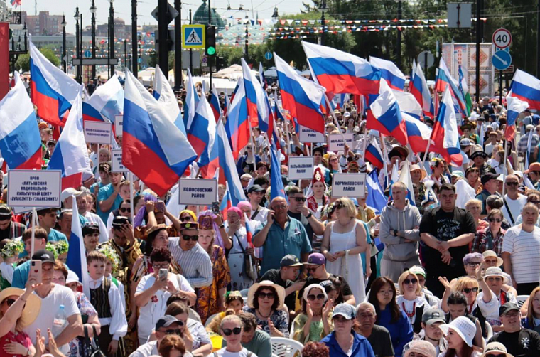 Парад национальностей в честь Дня России в Омске собрал более 2000 участников 