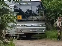 Автобус с детьми застрял на размытой дороге по пути в лагерь «Юный музыкант» под Иркутском