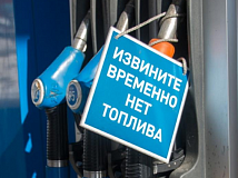 Обновлено: В Новосибирске мусоровозы не успевают вывозить отходы из-за огромных очередей на заправках