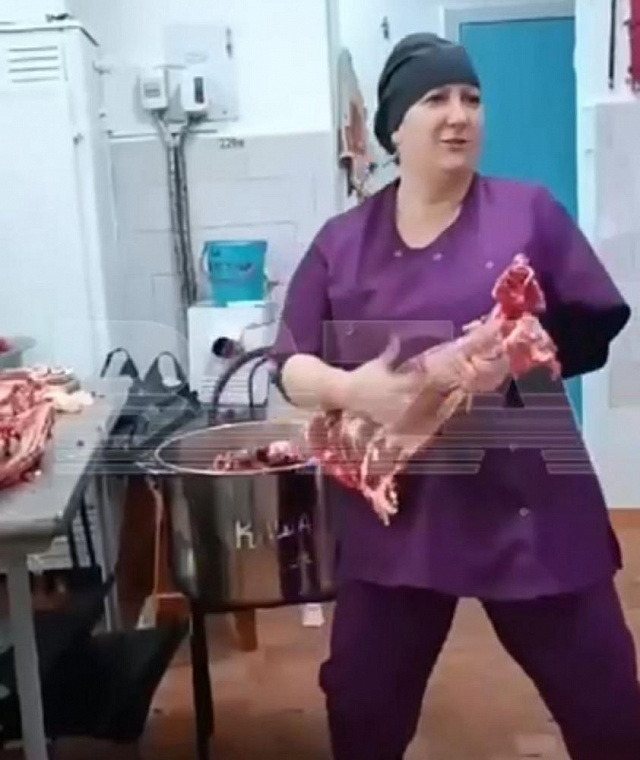 Сибирячки-повара из школьной столовой «сыграли рок» на мясе и попали под проверку Роспотребнадзора