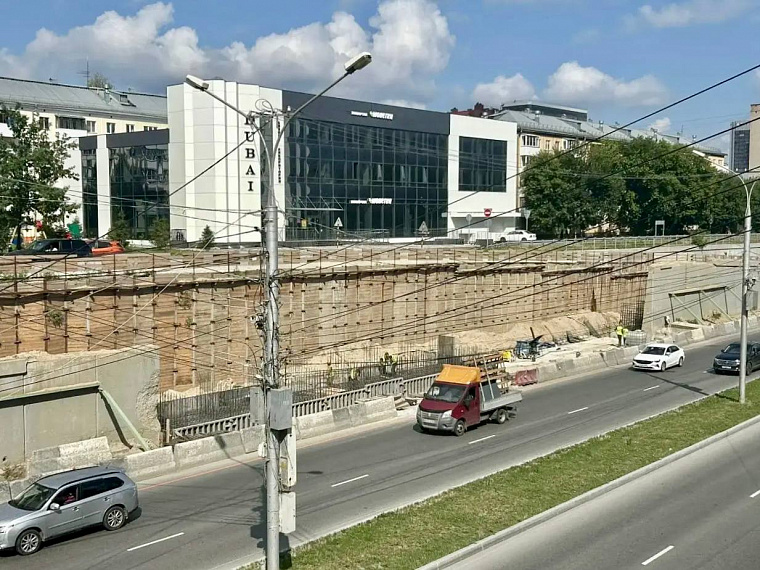 В Новосибирске начался капитальный ремонт подпорной стены автомагистрали, обрушившейся год назад