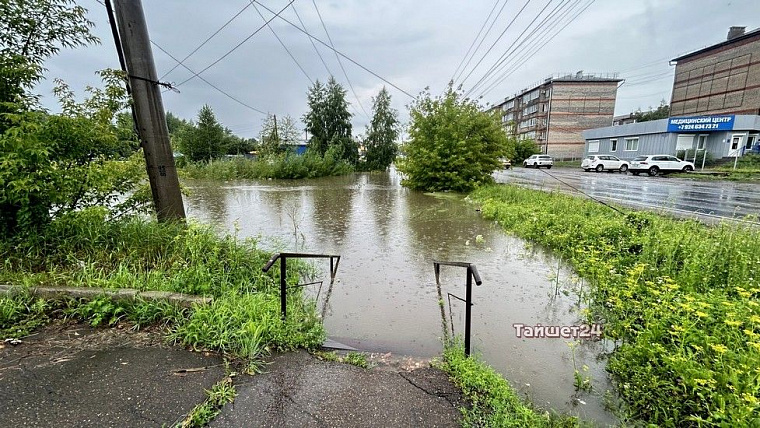 В Тайшете Иркутской области зафиксировано 125 заявлений о подтоплении после мощного ливня