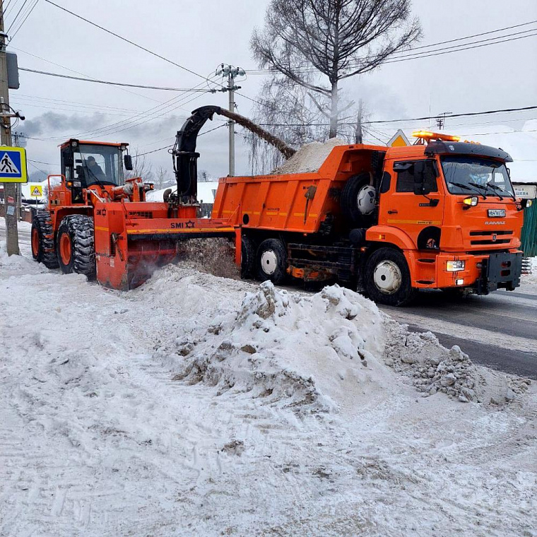 Власти поручили очистить Новосибирск от снега до конца недели