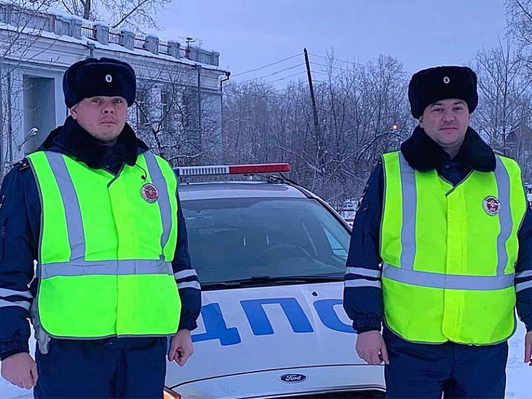 Сотрудники ГИБДД помогли на трассе семейной паре из Аларского района