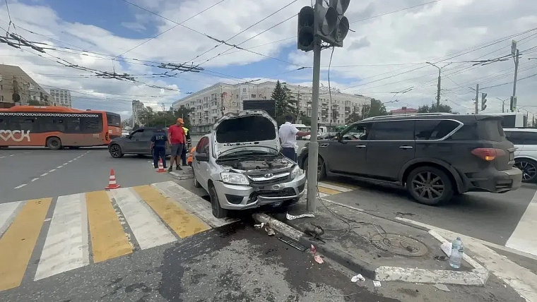 В центре Омска 64-летний водитель врезался в толпу пешеходов на «островке безопасности» - 8 человек в больнице