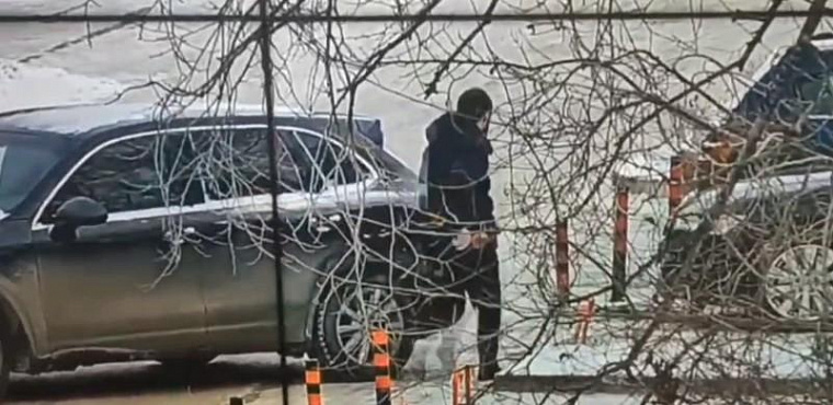Владельцу Porsche в Красноярске грозит штраф до 40 тысяч за вандализм