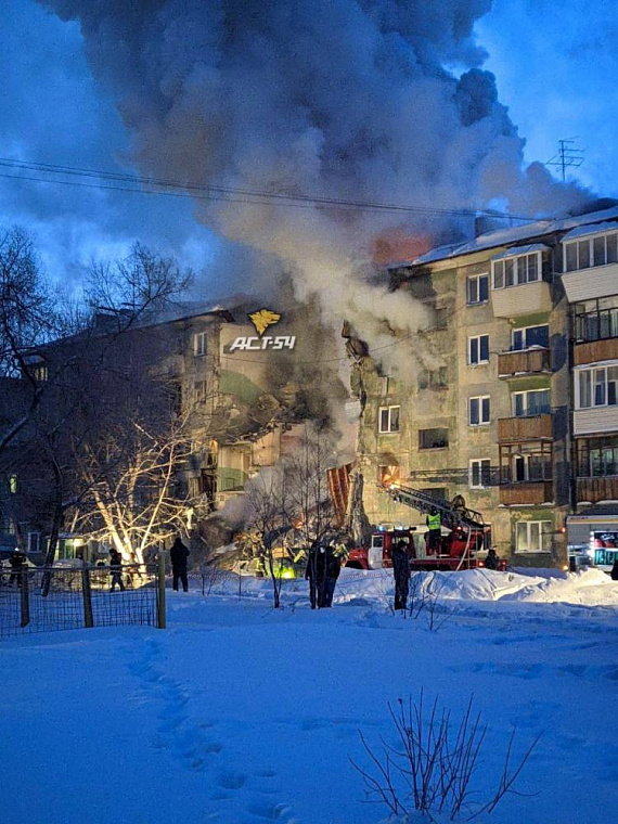 В Новосибирске после взрыва газа обрушился подъезд в пятиэтажном жилом доме