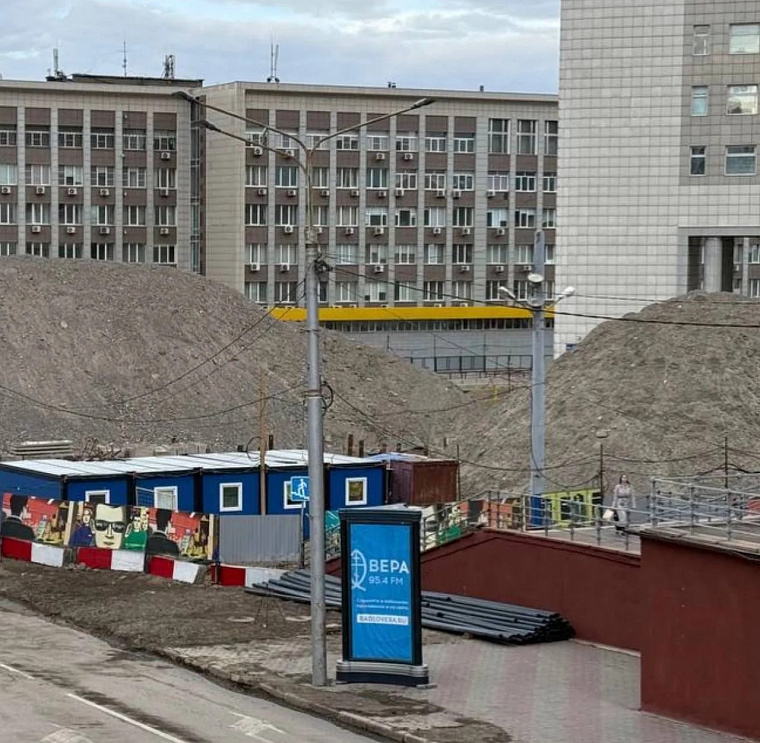 Гора земли у мэрии Красноярска не исчезает, несмотря на поручение губернатора Михаила Котюкова