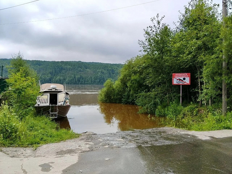 Река Витим топит Бодайбо в Иркутской области: уровень воды превысил критическую отметку